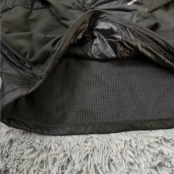 The North Face Men's Charcoal Windbreaker - Picture 3 of 5